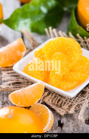 Teil des erhaltenen Mandarinen mit frischen Früchten Stockfoto