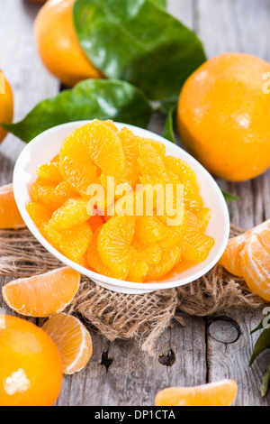 Teil des erhaltenen Mandarinen mit frischen Früchten Stockfoto