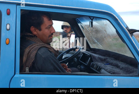 28. April 2006; Bayji, Saluhiddin, Irak; 19. April 2006-Datei Foto. Ein Junedi bei einem verstärkten Checkpoint außerhalb Bayji, Irak obligatorisch Credit: Foto von Bill Putnam/ZUMA Press. (©) Copyright 2006 von Bill Putnam Stockfoto