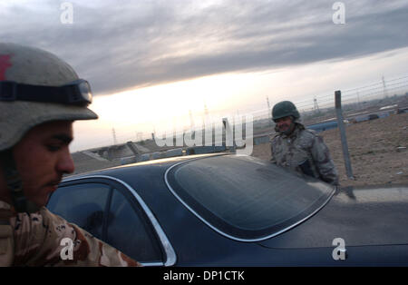 28. April 2006; Bayji, Saluhiddin, Irak; 19. April 2006-Datei Foto. Junedis bei einem verstärkten Checkpoint außerhalb des Bayji, Irak. Obligatorische Credit: Foto von Bill Putnam/ZUMA Press. (©) Copyright 2006 von Bill Putnam Stockfoto