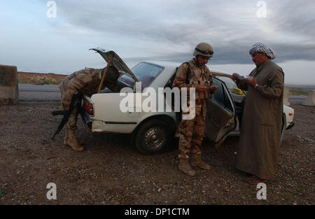 28. April 2006; Bayji, Saluhiddin, Irak; 19. April 2006-Datei Foto. Junedis überprüfen Sie ein Auto für Waffen an einem verstärkten Kontrollpunkt außerhalb des Bayji, Irak. Obligatorische Credit: Foto von Bill Putnam/ZUMA Press. (©) Copyright 2006 von Bill Putnam Stockfoto