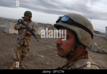 28. April 2006; Bayji, Saluhiddin, Irak; 19. April 2006-Datei Foto. Junedis an einem verstärkten Kontrollpunkt außerhalb des Bayji, Irak. Obligatorische Credit: Foto von Bill Putnam/ZUMA Press. (©) Copyright 2006 von Bill Putnam Stockfoto