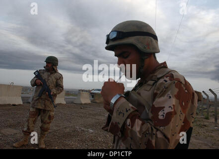 28. April 2006; Bayji, Saluhiddin, Irak; 19. April 2006-Datei Foto. Junedis an einem verstärkten Kontrollpunkt außerhalb des Bayji, Irak. Obligatorische Credit: Foto von Bill Putnam/ZUMA Press. (©) Copyright 2006 von Bill Putnam Stockfoto