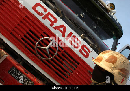 28. April 2006; Bayji, Saluhiddin, Irak; 19. April 2006-Datei Foto. Ein Junedi geht vorbei an einem Sattelschlepper mit einer Kugel durchlöchert Windschutzscheibe auf einen Truck Stop Restaurant außerhalb Bayji, Irak obligatorisch Credit: Foto von Bill Putnam/ZUMA Press. (©) Copyright 2006 von Bill Putnam Stockfoto