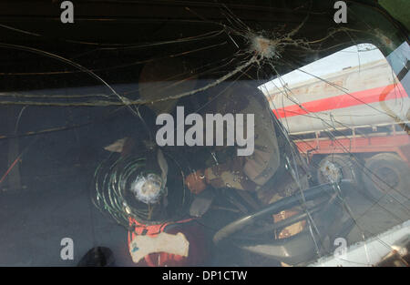 28. April 2006; Bayji, Saluhiddin, Irak; 19. April 2006-Datei Foto. Eine Junedi von 4: 2-4 IA Abteilung prüft, ob Papiere zeigen einen LKW-Fahrer abgeholt Kraftstoff auf dem Schwarzmarkt zu verkaufen. Obligatorische Credit: Foto von Bill Putnam/ZUMA Press. (©) Copyright 2006 von Bill Putnam Stockfoto