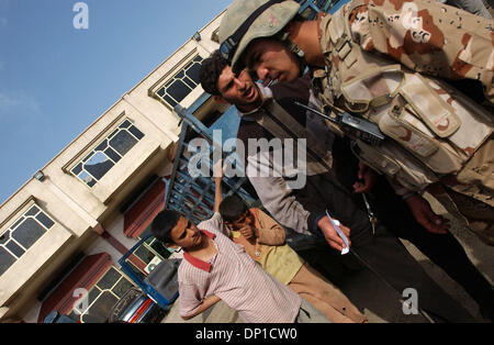 28. April 2006; Bayji, Saluhiddin, Irak; 19. April 2006-Datei Foto. Fahrer eines lokalen reagiert auf nicht erlaubt, einem Truck Stop während einer Suche für Schwarzmarkt Papierkram obligatorisch Credit verlassen: Foto von Bill Putnam/ZUMA Press. (©) Copyright 2006 von Bill Putnam Stockfoto