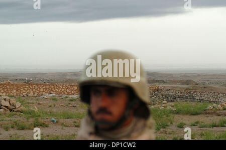 28. April 2006; Bayji, Saluhiddin, Irak; 19. April 2006-Datei Foto. Eine Junedi von 4: 2-4 IA Division bei einem verstärkten Checkpoint außerhalb Bayji, Irak obligatorisch Credit: Foto von Bill Putnam/ZUMA Press. (©) Copyright 2006 von Bill Putnam Stockfoto