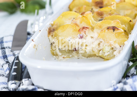 Portion Kartoffel-Gratin auf hölzernen Hintergrund Stockfoto