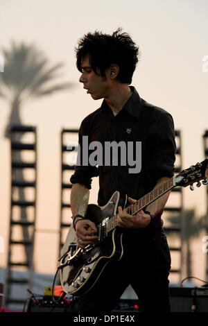 29. April 2006; Palm Desert, Kalifornien, USA; YEAH YEAH YEAHS führen am Coachella Valley Music und Arts Festival 2006 in Palm Desert, CA. obligatorische Credit: Foto von Daren Fentiman/ZUMA Press. (©) Copyright 2006 von Daren Fentiman Stockfoto