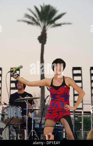 29. April 2006; Palm Desert, Kalifornien, USA; YEAH YEAH YEAHS führen am Coachella Valley Music und Arts Festival 2006 in Palm Desert, CA. obligatorische Credit: Foto von Daren Fentiman/ZUMA Press. (©) Copyright 2006 von Daren Fentiman Stockfoto