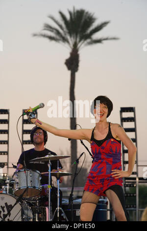 29. April 2006; Palm Desert, Kalifornien, USA; YEAH YEAH YEAHS führen am Coachella Valley Music und Arts Festival 2006 in Palm Desert, CA. obligatorische Credit: Foto von Daren Fentiman/ZUMA Press. (©) Copyright 2006 von Daren Fentiman Stockfoto