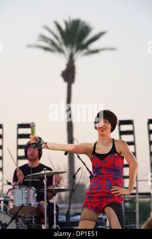 29. April 2006; Palm Desert, Kalifornien, USA; YEAH YEAH YEAHS führen am Coachella Valley Music und Arts Festival 2006 in Palm Desert, CA. obligatorische Credit: Foto von Daren Fentiman/ZUMA Press. (©) Copyright 2006 von Daren Fentiman Stockfoto