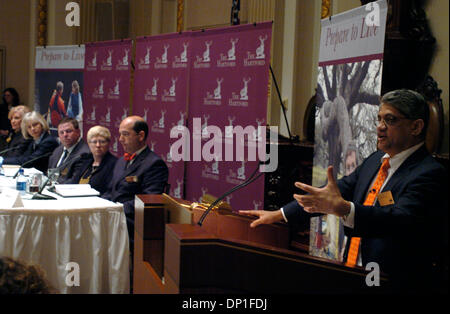 1. Mai 2006; Manhattan, NY, USA; NY PAPIERE HERAUS. RAMANI AYER, Chairman und Chief Executive Officer, spricht wie die Hartford Financial Services Group veranstaltet eine Podiumsdiskussion an der New York Stock Exchange unter dem Titel "Leben zu bereiten: ist Amerika bereit für die neue Rente?" Das Panel diskutiert Themen rund um den Ruhestand "Boomer" und deren Auswirkungen auf die Wirtschaft. Obligatorische Credit: Foto Stockfoto