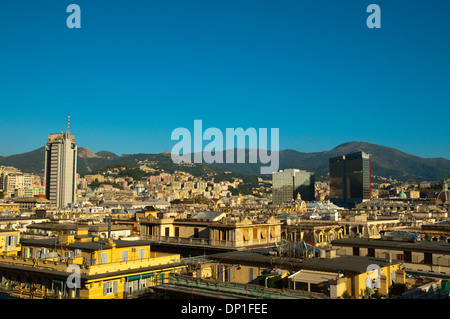 Blick über die Innenstadt in Richtung der Berge Genua Ligurien Italien Europa Stockfoto