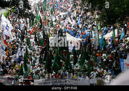 1. Mai 2006; Jakarta, Indonesien; Tausende von Arbeitern aus verschiedenen Regionen sammelten für die Kennzeichnung der internationalen Arbeiter Tag Ð May Day. Neben Protest der Revisionen, Arbeitsrecht verlangen sie auch Regierung Maifeiertag als nationaler Feiertag zu erklären. Polizei bei der Demonstration gehalten wachsames Auge für jegliche Gewalt. Obligatorische Credit: Foto von Toto Santiko Budi/ZUMA Press. (©) Copyrig Stockfoto