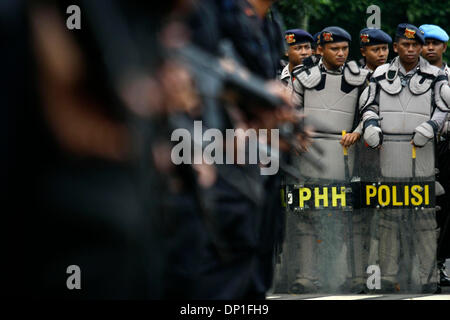 1. Mai 2006; Jakarta, Indonesien; Polizei bewacht den Präsidentenpalast, als Arbeitnehmer der internationale Tag der Arbeiter begrüßte. Tausende von Arbeitern aus verschiedenen Regionen sammelten für die Kennzeichnung der internationalen Arbeiter Tag Ð May Day. Neben Protest der Revisionen, Arbeitsrecht verlangen sie auch Regierung Maifeiertag als nationaler Feiertag zu erklären. Polizei bei der Demonstration gehalten nahe w Stockfoto