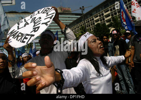 1. Mai 2006; Jakarta, Indonesien; Tausende von Arbeitern aus verschiedenen Regionen sammelten für die Kennzeichnung der internationalen Arbeiter Tag Ð May Day. Neben Protest der Revisionen, Arbeitsrecht verlangen sie auch Regierung Maifeiertag als nationaler Feiertag zu erklären. Polizei bei der Demonstration gehalten wachsames Auge für jegliche Gewalt. Obligatorische Credit: Foto von Toto Santiko Budi/ZUMA Press. (©) Copyrig Stockfoto