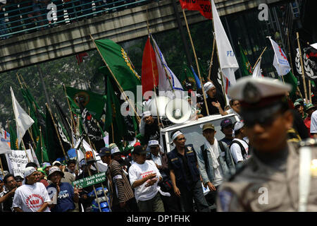 1. Mai 2006; Jakarta, Indonesien; Tausende von Arbeitern aus verschiedenen Regionen sammelten für die Kennzeichnung der internationalen Arbeiter Tag Ð May Day. Neben Protest der Revisionen, Arbeitsrecht verlangen sie auch Regierung Maifeiertag als nationaler Feiertag zu erklären. Polizei bei der Demonstration gehalten wachsames Auge für jegliche Gewalt. Obligatorische Credit: Foto von Toto Santiko Budi/ZUMA Press. (©) Copyrig Stockfoto