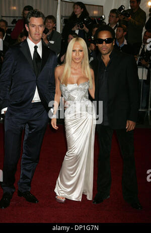 1. Mai 2006; New York, NY, USA; Schauspieler RUPERT EVERETT, Designerin DONATELLA VERSACE und Sänger LENNY KRAVITZ im Ankunftsbereich für das Costume Institute Gala "AngloMania:Tradition und Transgression in britische Mode" auf das Metropolitan Museum of Art statt. Obligatorische Credit: Foto von Nancy Kaszerman/ZUMA Press. (©) Copyright 2006 von Nancy Kaszerman Stockfoto