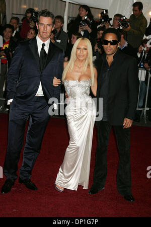 1. Mai 2006; New York, NY, USA; Schauspieler RUPERT EVERETT, Designerin DONATELLA VERSACE und Sänger LENNY KRAVITZ im Ankunftsbereich für das Costume Institute Gala "AngloMania:Tradition und Transgression in britische Mode" auf das Metropolitan Museum of Art statt. Obligatorische Credit: Foto von Nancy Kaszerman/ZUMA Press. (©) Copyright 2006 von Nancy Kaszerman Stockfoto