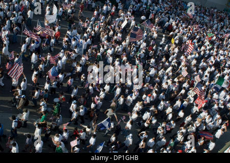 1. Mai 2006; Los Angeles, Kalifornien, USA; Demonstranten nehmen an "A Tag ohne Einwanderer" einen bundesweiten Protest gegen Rechtsvorschriften zur Reform US-Einwanderungsgesetz in der Innenstadt von Los Angeles.  Obligatorische Credit: Foto von Rick Nahmias/ZUMA Press. (©) Copyright 2006 von Rick Nahmias Stockfoto