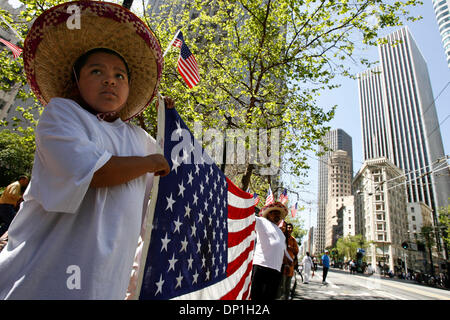 1. Mai 2006; San Francisco, CA, USA; Zehntausende von Einwanderern, vor allem der hispanischen Ursprungs, füllten die Straßen von San Francisco zu markieren, was bedeutet ein Tag ohne ein Einwanderer, lokalen Unternehmen und der Wirtschaft. Viele in der Menge protestierten gegen die H4437 Rechnung macht "unerlaubte Anwesenheit" in den USA ein schwerer Verbrechen effektiv Klassifizierung von 11 Millionen Stockfoto