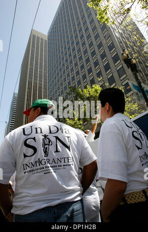 1. Mai 2006; San Francisco, CA, USA; Zehntausende von Einwanderern, vor allem der hispanischen Ursprungs, füllten die Straßen von San Francisco zu markieren, was bedeutet ein Tag ohne ein Einwanderer, lokalen Unternehmen und der Wirtschaft. Viele in der Menge protestierten gegen die H4437 Rechnung macht "unerlaubte Anwesenheit" in den USA ein schwerer Verbrechen effektiv Klassifizierung von 11 Millionen Stockfoto