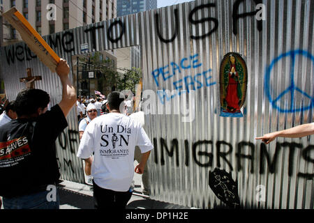 1. Mai 2006; San Francisco, CA, USA; Zehntausende von Einwanderern, vor allem der hispanischen Ursprungs, füllten die Straßen von San Francisco zu markieren, was bedeutet ein Tag ohne ein Einwanderer, lokalen Unternehmen und der Wirtschaft. Viele in der Menge protestierten gegen die H4437 Rechnung macht "unerlaubte Anwesenheit" in den USA ein schwerer Verbrechen effektiv Klassifizierung von 11 Millionen Stockfoto