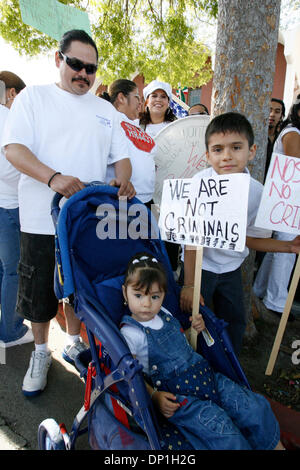 1. Mai 2006; San Francisco, CA, USA; Zehntausende von Einwanderern, vor allem der hispanischen Ursprungs, füllten die Straßen von San Francisco zu markieren, was bedeutet ein Tag ohne ein Einwanderer, lokalen Unternehmen und der Wirtschaft. Viele in der Menge protestierten gegen die H4437 Rechnung macht "unerlaubte Anwesenheit" in den USA ein schwerer Verbrechen effektiv Klassifizierung von 11 Millionen Stockfoto