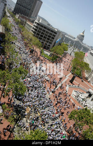 1. Mai 2006; San Francisco, CA, USA; Zehntausende von Einwanderern, vor allem der hispanischen Ursprungs, füllten die Straßen von San Francisco zu markieren, was bedeutet ein Tag ohne ein Einwanderer, lokalen Unternehmen und der Wirtschaft. Viele in der Menge protestierten gegen die H4437 Rechnung macht "unerlaubte Anwesenheit" in den USA ein schwerer Verbrechen effektiv Klassifizierung von 11 Millionen Stockfoto