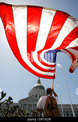 1. Mai 2006; San Francisco, CA, USA; Zehntausende von Einwanderern, vor allem der hispanischen Ursprungs, füllten die Straßen von San Francisco zu markieren, was bedeutet ein Tag ohne ein Einwanderer, lokalen Unternehmen und der Wirtschaft. Viele in der Menge protestierten gegen die H4437 Rechnung macht "unerlaubte Anwesenheit" in den USA ein schwerer Verbrechen effektiv Klassifizierung von 11 Millionen Stockfoto