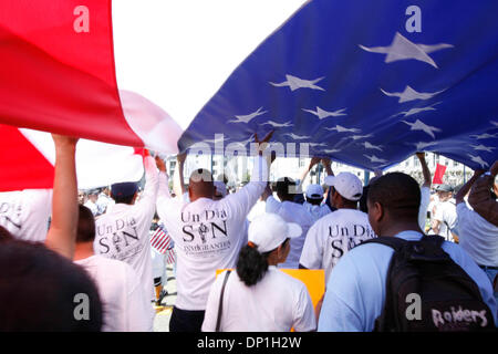 1. Mai 2006; San Francisco, CA, USA; Zehntausende von Einwanderern, vor allem der hispanischen Ursprungs, füllten die Straßen von San Francisco zu markieren, was bedeutet ein Tag ohne ein Einwanderer, lokalen Unternehmen und der Wirtschaft. Viele in der Menge protestierten gegen die H4437 Rechnung macht "unerlaubte Anwesenheit" in den USA ein schwerer Verbrechen effektiv Klassifizierung von 11 Millionen Stockfoto