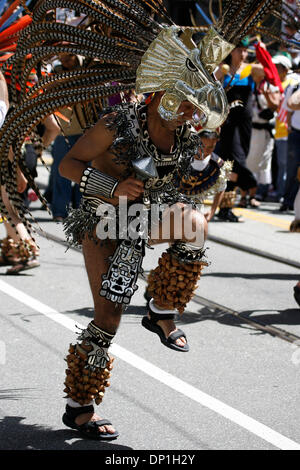 1. Mai 2006; San Francisco, CA, USA; Zehntausende von Einwanderern, vor allem der hispanischen Ursprungs, füllten die Straßen von San Francisco zu markieren, was bedeutet ein Tag ohne ein Einwanderer, lokalen Unternehmen und der Wirtschaft. Viele in der Menge protestierten gegen die H4437 Rechnung macht "unerlaubte Anwesenheit" in den USA ein schwerer Verbrechen effektiv Klassifizierung von 11 Millionen Stockfoto