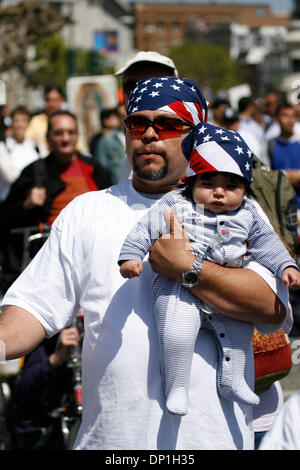 1. Mai 2006; San Francisco, CA, USA; Zehntausende von Einwanderern, vor allem der hispanischen Ursprungs, füllten die Straßen von San Francisco zu markieren, was bedeutet ein Tag ohne ein Einwanderer, lokalen Unternehmen und der Wirtschaft. Viele in der Menge protestierten gegen die H4437 Rechnung macht "unerlaubte Anwesenheit" in den USA ein schwerer Verbrechen effektiv Klassifizierung von 11 Millionen Stockfoto