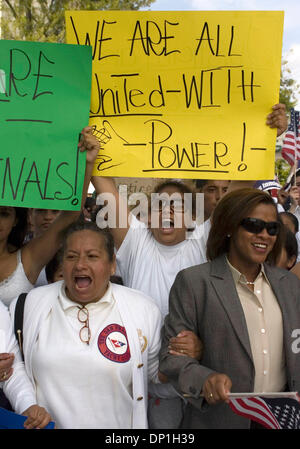 1. Mai 2006; Santa Barbara, Kalifornien, USA; Mehrere tausend Einwanderer und ihre Unterstützer sammelten in Santa Barbara am Montag als Teil eines nationalen Tages der wirtschaftlichen Protest, boykottieren Arbeit, Schule und Einkaufsmöglichkeiten um ihre Bedeutung für das Land zu zeigen. Obligatorische Credit: Foto von p.j. Heller/ZUMA Press. (©) Copyright 2006 von p.j. Heller Stockfoto