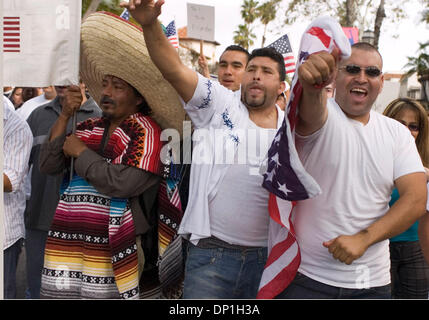 1. Mai 2006; Santa Barbara, Kalifornien, USA; Mehrere tausend Einwanderer und ihre Unterstützer sammelten in Santa Barbara am Montag als Teil eines nationalen Tages der wirtschaftlichen Protest, boykottieren Arbeit, Schule und Einkaufsmöglichkeiten um ihre Bedeutung für das Land zu zeigen. Obligatorische Credit: Foto von p.j. Heller/ZUMA Press. (©) Copyright 2006 von p.j. Heller Stockfoto