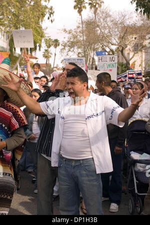 1. Mai 2006; Santa Barbara, Kalifornien, USA; Mehrere tausend Einwanderer und ihre Unterstützer sammelten in Santa Barbara am Montag als Teil eines nationalen Tages der wirtschaftlichen Protest, boykottieren Arbeit, Schule und Einkaufsmöglichkeiten um ihre Bedeutung für das Land zu zeigen. Obligatorische Credit: Foto von p.j. Heller/ZUMA Press. (©) Copyright 2006 von p.j. Heller Stockfoto