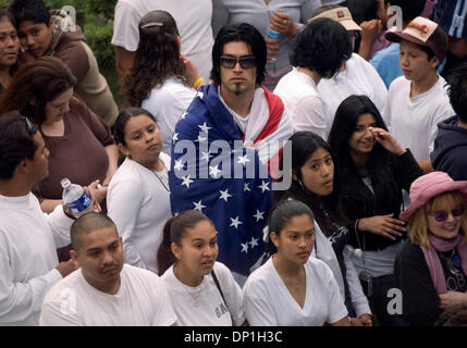 1. Mai 2006; Santa Barbara, Kalifornien, USA; Mehrere tausend Einwanderer und ihre Unterstützer sammelten in Santa Barbara am Montag als Teil eines nationalen Tages der wirtschaftlichen Protest, boykottieren Arbeit, Schule und Einkaufsmöglichkeiten um ihre Bedeutung für das Land zu zeigen. Obligatorische Credit: Foto von p.j. Heller/ZUMA Press. (©) Copyright 2006 von p.j. Heller Stockfoto