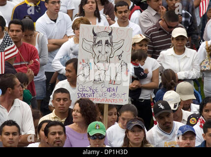 1. Mai 2006; Santa Barbara, Kalifornien, USA; Mehrere tausend Einwanderer und ihre Unterstützer sammelten in Santa Barbara am Montag als Teil eines nationalen Tages der wirtschaftlichen Protest, boykottieren Arbeit, Schule und Einkaufsmöglichkeiten um ihre Bedeutung für das Land zu zeigen. Obligatorische Credit: Foto von p.j. Heller/ZUMA Press. (©) Copyright 2006 von p.j. Heller Stockfoto