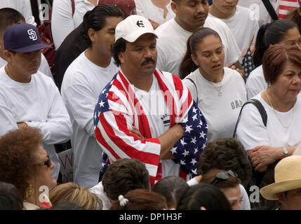 1. Mai 2006; Santa Barbara, Kalifornien, USA; Mehrere tausend Einwanderer und ihre Unterstützer sammelten in Santa Barbara am Montag als Teil eines nationalen Tages der wirtschaftlichen Protest, boykottieren Arbeit, Schule und Einkaufsmöglichkeiten um ihre Bedeutung für das Land zu zeigen. Obligatorische Credit: Foto von p.j. Heller/ZUMA Press. (©) Copyright 2006 von p.j. Heller Stockfoto