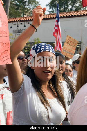 1. Mai 2006; Santa Barbara, Kalifornien, USA; Mehrere tausend Einwanderer und ihre Unterstützer sammelten in Santa Barbara am Montag als Teil eines nationalen Tages der wirtschaftlichen Protest, boykottieren Arbeit, Schule und Einkaufsmöglichkeiten um ihre Bedeutung für das Land zu zeigen. Obligatorische Credit: Foto von p.j. Heller/ZUMA Press. (©) Copyright 2006 von p.j. Heller Stockfoto