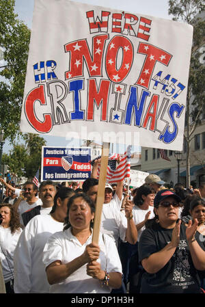 1. Mai 2006; Santa Barbara, Kalifornien, USA; Mehrere tausend Einwanderer und ihre Unterstützer sammelten in Santa Barbara am Montag als Teil eines nationalen Tages der wirtschaftlichen Protest, boykottieren Arbeit, Schule und Einkaufsmöglichkeiten um ihre Bedeutung für das Land zu zeigen. Obligatorische Credit: Foto von p.j. Heller/ZUMA Press. (©) Copyright 2006 von p.j. Heller Stockfoto