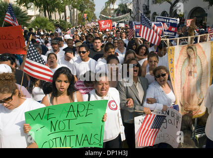 1. Mai 2006; Santa Barbara, Kalifornien, USA; Mehrere tausend Einwanderer und ihre Unterstützer sammelten in Santa Barbara am Montag als Teil eines nationalen Tages der wirtschaftlichen Protest, boykottieren Arbeit, Schule und Einkaufsmöglichkeiten um ihre Bedeutung für das Land zu zeigen. Obligatorische Credit: Foto von p.j. Heller/ZUMA Press. (©) Copyright 2006 von p.j. Heller Stockfoto