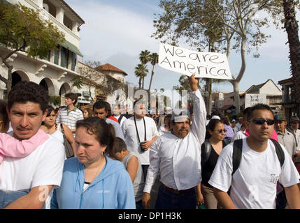 1. Mai 2006; Santa Barbara, Kalifornien, USA; Mehrere tausend Einwanderer und ihre Unterstützer sammelten in Santa Barbara am Montag als Teil eines nationalen Tages der wirtschaftlichen Protest, boykottieren Arbeit, Schule und Einkaufsmöglichkeiten um ihre Bedeutung für das Land zu zeigen. Obligatorische Credit: Foto von p.j. Heller/ZUMA Press. (©) Copyright 2006 von p.j. Heller Stockfoto