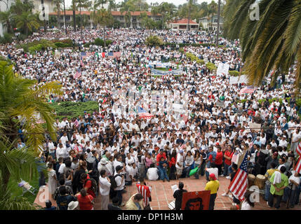 1. Mai 2006; Santa Barbara, Kalifornien, USA; Mehrere tausend Einwanderer und ihre Unterstützer sammelten in Santa Barbara am Montag als Teil eines nationalen Tages der wirtschaftlichen Protest, boykottieren Arbeit, Schule und Einkaufsmöglichkeiten um ihre Bedeutung für das Land zu zeigen. Obligatorische Credit: Foto von p.j. Heller/ZUMA Press. (©) Copyright 2006 von p.j. Heller Stockfoto