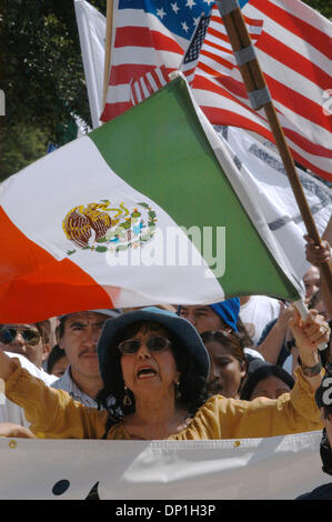 1. Mai 2006; Austin, TX, USA; Rund 8.000 Demonstranten versammelten sich die Texas State Capitol während einer "Tag ohne Einwanderer" Kundgebung in Austin, Tx. obligatorische Credit: Foto von Peter Silva/ZUMA Press. (©) Copyright 2006 von Peter Silva Stockfoto