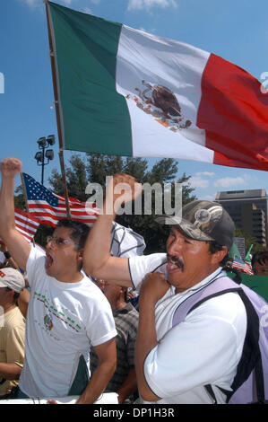 1. Mai 2006; Austin, TX, USA; Rund 8.000 Demonstranten versammelten sich die Texas State Capitol während einer "Tag ohne Einwanderer" Kundgebung in Austin, Tx. obligatorische Credit: Foto von Peter Silva/ZUMA Press. (©) Copyright 2006 von Peter Silva Stockfoto