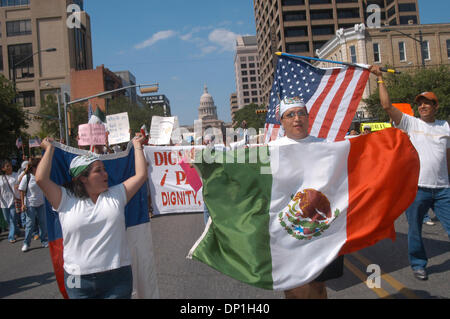 1. Mai 2006; Austin, TX, USA; Rund 8.000 Demonstranten versammelten sich die Texas State Capitol während einer "Tag ohne Einwanderer" Kundgebung in Austin, Tx. obligatorische Credit: Foto von Peter Silva/ZUMA Press. (©) Copyright 2006 von Peter Silva Stockfoto