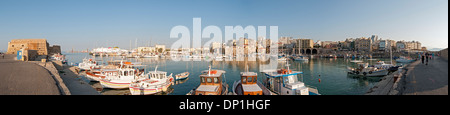 Panorama der alten Hafen von Heraklion (Iraklion), Kreta, Griechenland Stockfoto