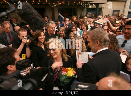 3. Mai 2006; St. Paul, MN, USA; MERYL STREEP hat ein Fernseh-Interview, während ihr Co-Star, Kevin Kline, Autogramme für die Fans auf dem Weg ins Theater für das Screening von "A Prairie Home Companion" Fitzgerald Mittwochabend unterzeichnet. Die Stars von der lokal gefilmt "A Prairie Home Companion" stieg auf Paulus und die Fitzgerald-Theater in St. Paul, wo der Film Sho war Stockfoto